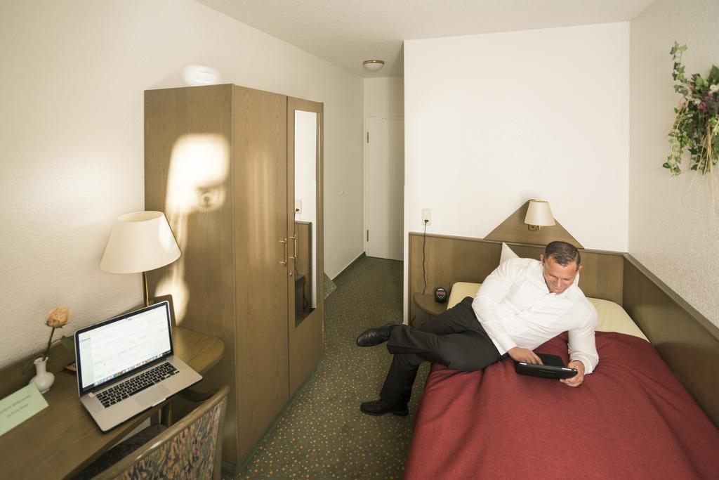 Das Fritz Hotel Schwerin Schoene Lage Im Gruenen Mit Regionaler Kueche Kostenfreien Parkplaetzen Und E Ladestation Pokoj fotografie